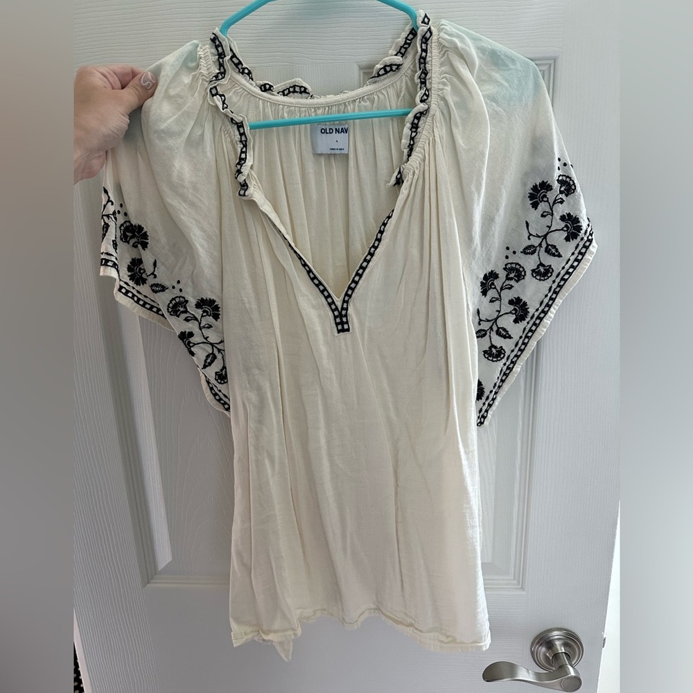 Old Navy Cream Graphic Short Sleeve Blouse